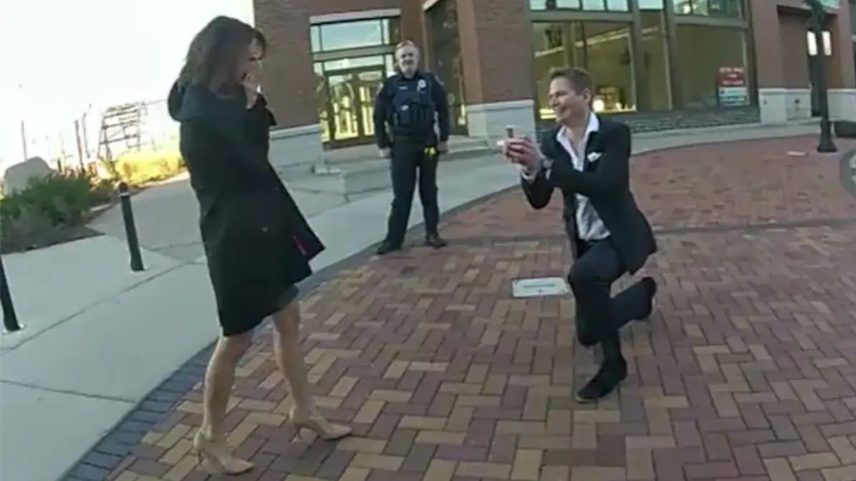 Officers in the US Help Man in Proposing to Girlfriend